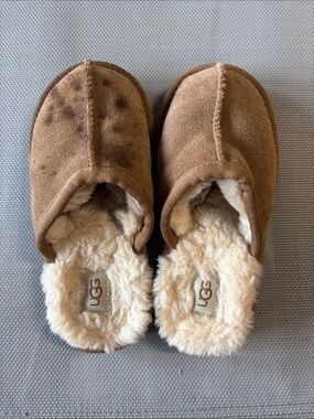 UGG Kids Chestnut Suede Shearling-Lined sz 12 slip on indoor outdoor slippers